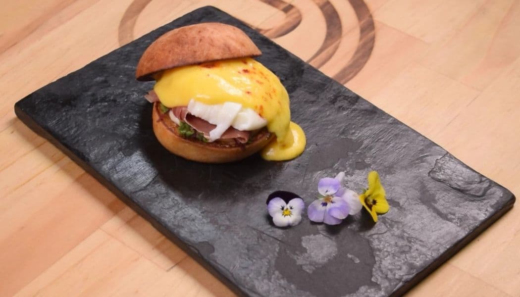 Almojábana con huevo poche Almojábana con huevo poche